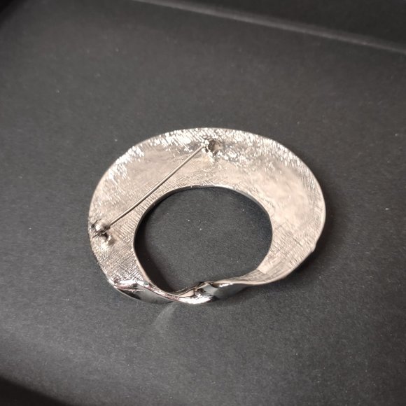 Silver Tone Round Twisted Metal Brooch - Picture 9 of 10